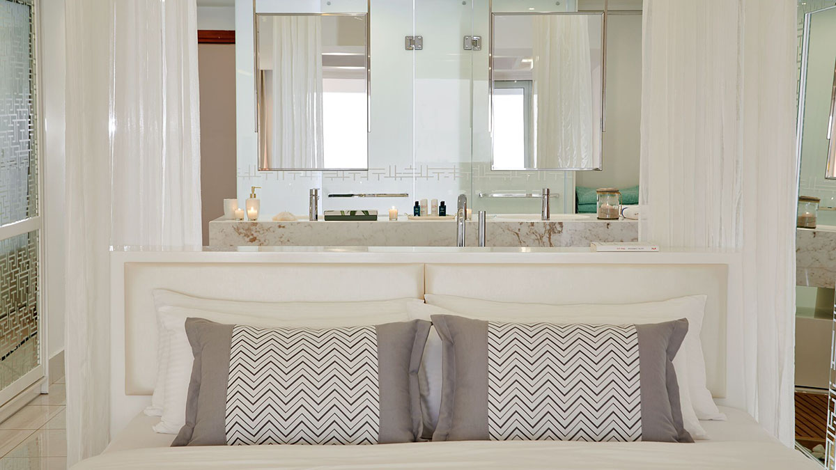 Signature Island Suite Outdoor Jacuzzi